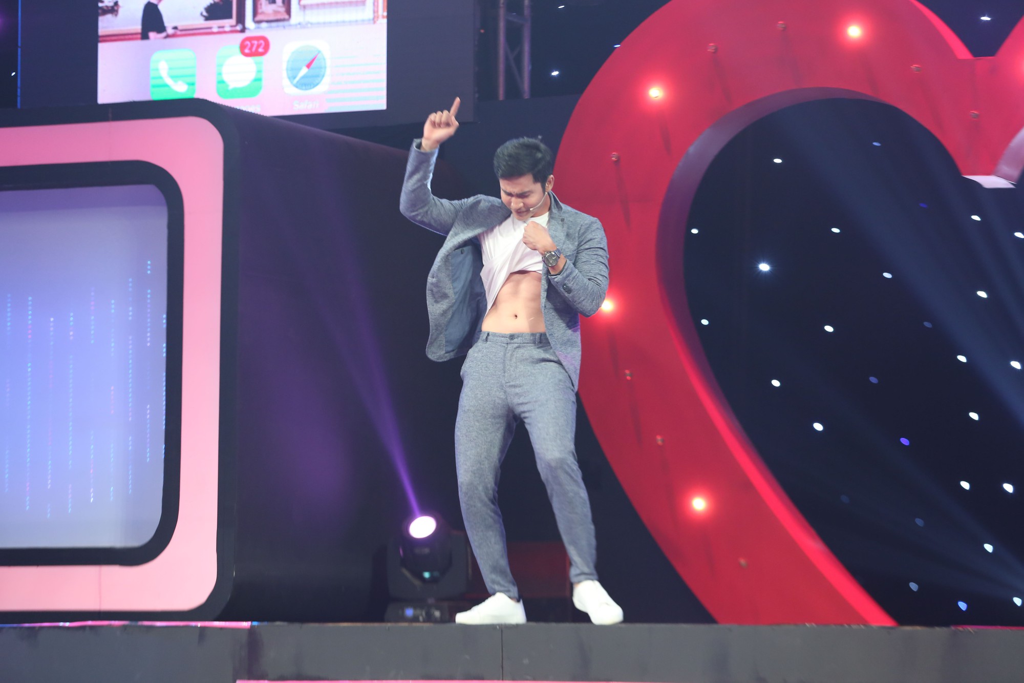 Trường quay phát cuồng với chàng huấn luyện viên thể hình kéo áo khoe cơ bụng trong show hẹn hò - Ảnh 3. Trường quay phát cuồng với chàng huấn luyện viên thể hình kéo áo khoe cơ bụng trong show hẹn hò - Ảnh 3.