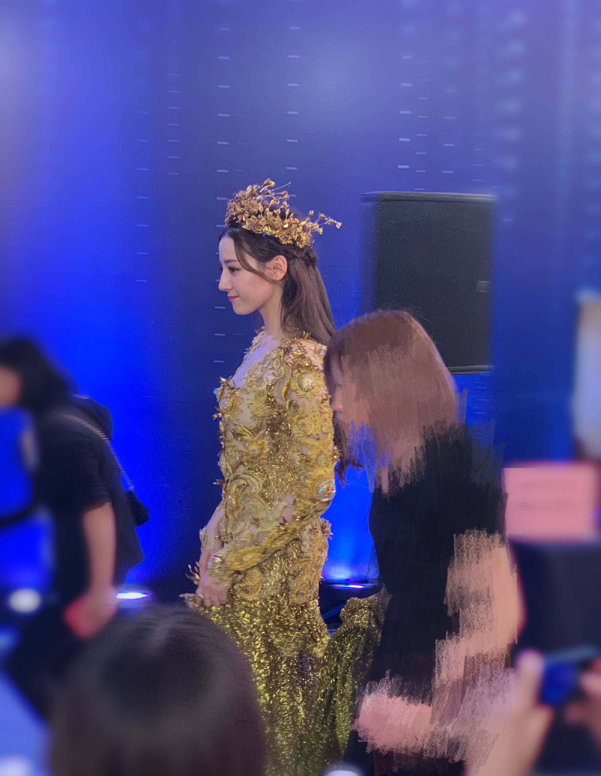 Series ảnh người qua đường chụp Địch Lệ Nhiệt Ba: Tiên nữ giáng trần là đây chứ đâu! - Ảnh 4.