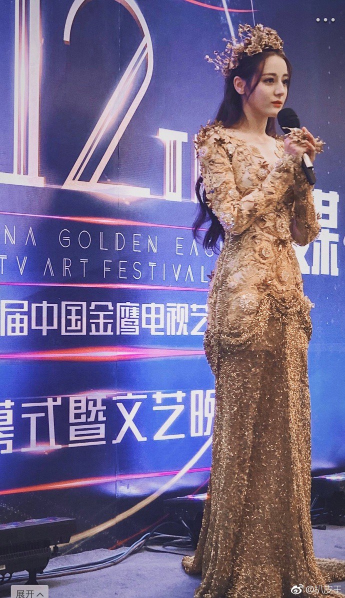 Series ảnh người qua đường chụp Địch Lệ Nhiệt Ba: Tiên nữ giáng trần là đây chứ đâu! - Ảnh 10.