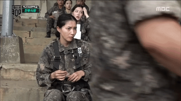 Đây là vẻ mặt thảng thốt của Lisa (Black Pink) khi ở trong quân đội vẫn được ăn kem! - Ảnh 1.