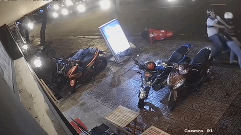 Clip: Người đàn ông đánh đập, bóp cổ vợ giữa đường và nhận ngay cái kết - Ảnh 2. Clip: Người đàn ông đánh đập, bóp cổ vợ giữa đường và nhận ngay cái kết - Ảnh 2.