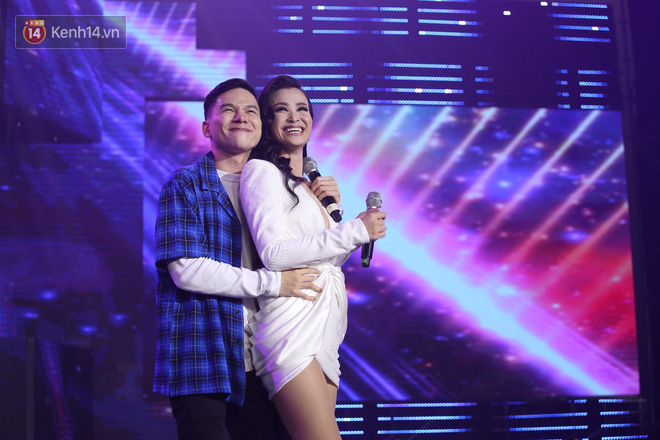 Đ&ocirc;ng Nhi t&aacute;i hiện 2 bản hit thời teen pop ho&agrave;ng kim tr&ecirc;n s&acirc;n khấu sinh nhật, fan vỡ o&agrave; h&aacute;t theo li&ecirc;n tục - Ảnh 2.