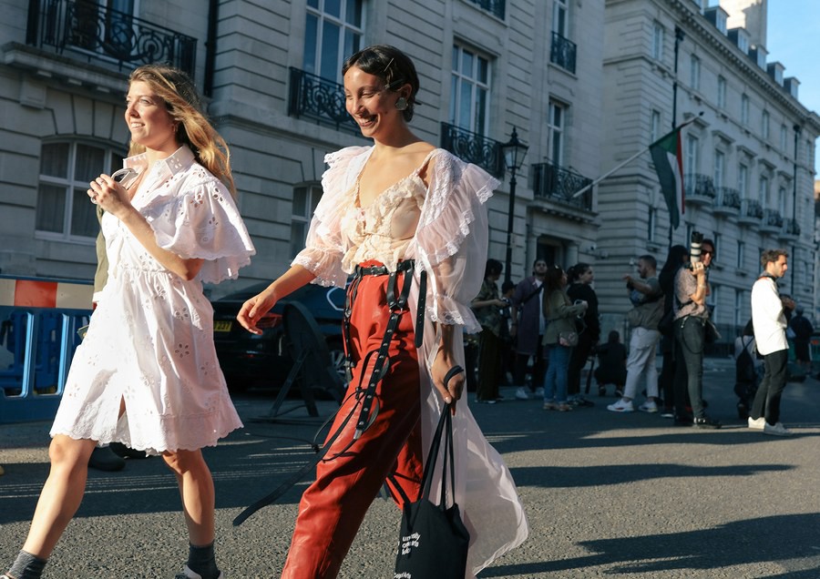 Nhìn qua loạt street style đỉnh nhất Tuần lễ thời trang Xuân-Hè 2019 chắt lọc được ngay 8 trend này - Ảnh 15. Nhìn qua loạt street style đỉnh nhất Tuần lễ thời trang Xuân-Hè 2019 chắt lọc được ngay 8 trend này - Ảnh 15.