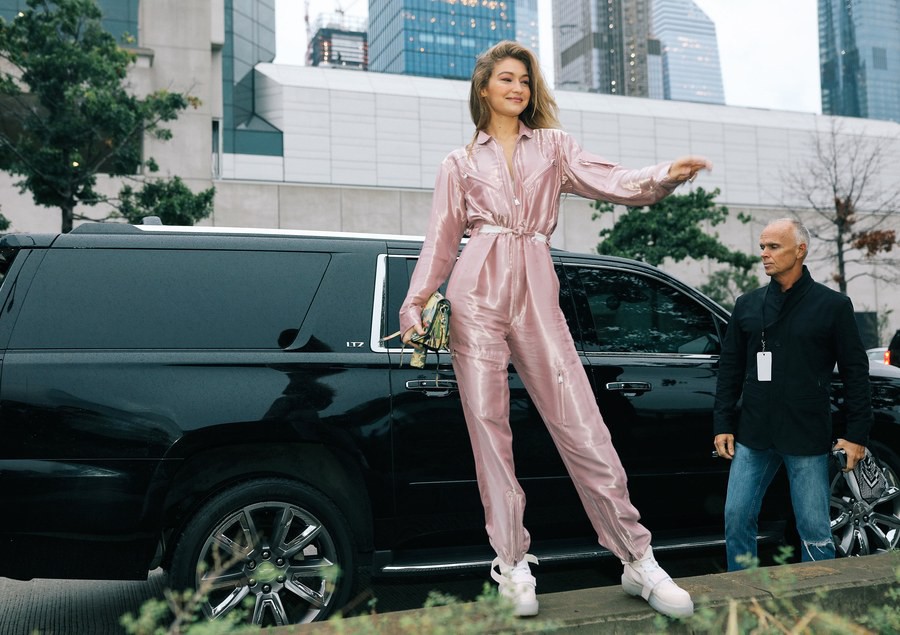 Nhìn qua loạt street style đỉnh nhất Tuần lễ thời trang Xuân-Hè 2019 chắt lọc được ngay 8 trend này - Ảnh 9. Nhìn qua loạt street style đỉnh nhất Tuần lễ thời trang Xuân-Hè 2019 chắt lọc được ngay 8 trend này - Ảnh 9.
