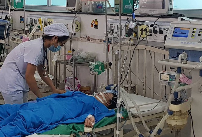 Dạo chơi c&ocirc;ng vi&ecirc;n, b&eacute; g&aacute;i 14 tuổi nguy kịch v&igrave; bị điện giật - Ảnh 1.