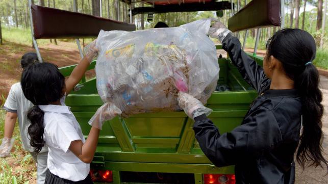 Không phải tiền, học sinh của ngôi trường này được đóng học phí bằng thứ mà chúng ta đang vứt đi mỗi ngày - Ảnh 3.