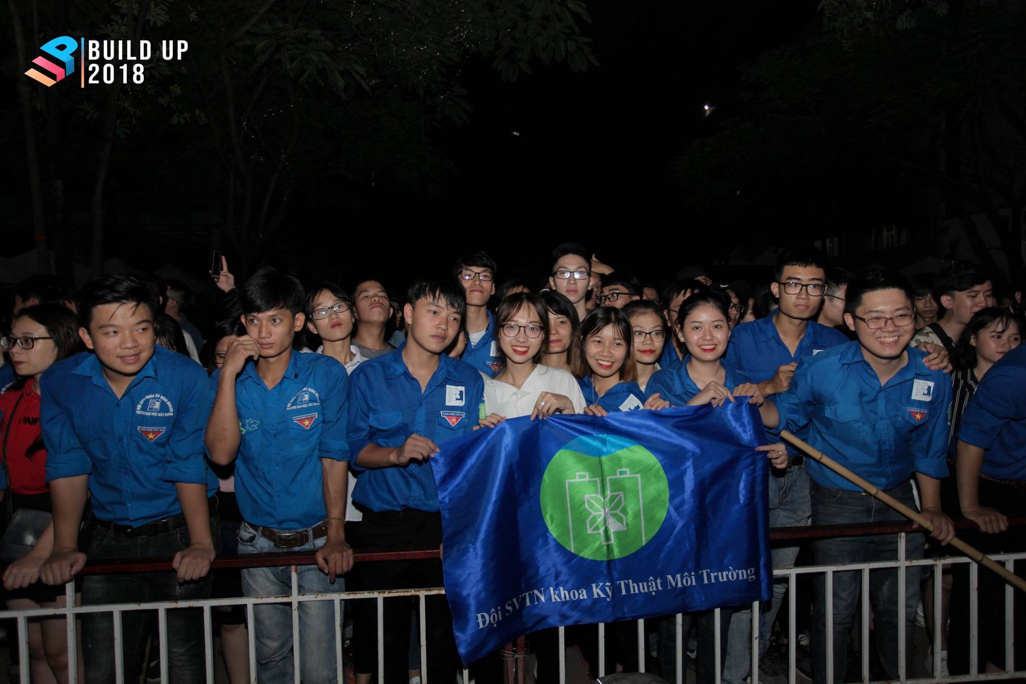 Ai bảo dân Xây dựng khô khan, vào mà xem dàn trai xinh gái đẹp của trường quậy trong ngày chào tân sinh viên - Ảnh 6. Ai bảo dân Xây dựng khô khan, vào mà xem dàn trai xinh gái đẹp của trường quậy trong ngày chào tân sinh viên - Ảnh 6.