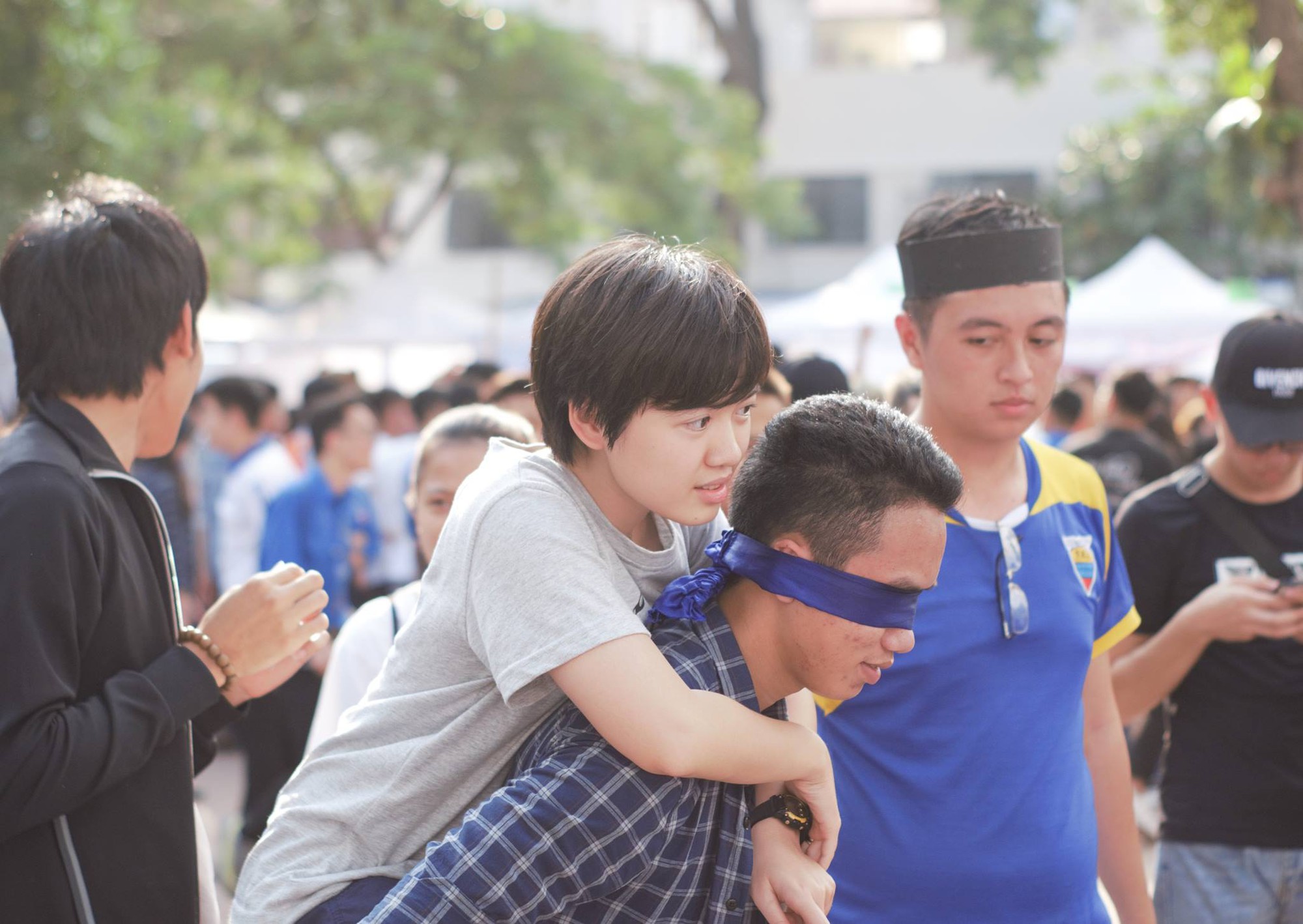 Ai bảo dân Xây dựng khô khan, vào mà xem dàn trai xinh gái đẹp của trường quậy trong ngày chào tân sinh viên - Ảnh 16. Ai bảo dân Xây dựng khô khan, vào mà xem dàn trai xinh gái đẹp của trường quậy trong ngày chào tân sinh viên - Ảnh 16.