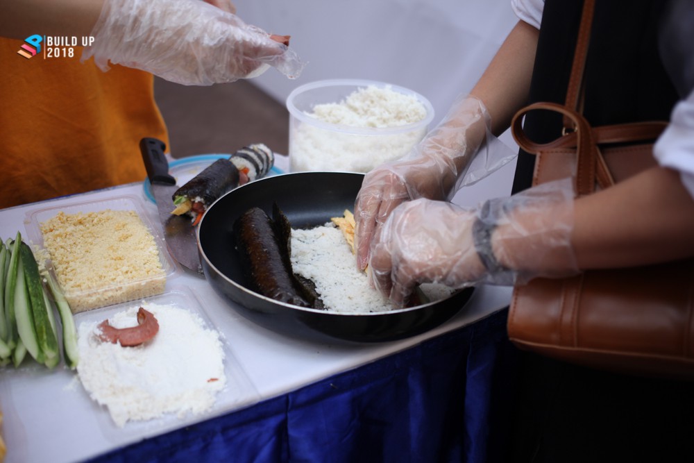 Ai bảo dân Xây dựng khô khan, vào mà xem dàn trai xinh gái đẹp của trường quậy trong ngày chào tân sinh viên - Ảnh 13. Ai bảo dân Xây dựng khô khan, vào mà xem dàn trai xinh gái đẹp của trường quậy trong ngày chào tân sinh viên - Ảnh 13.