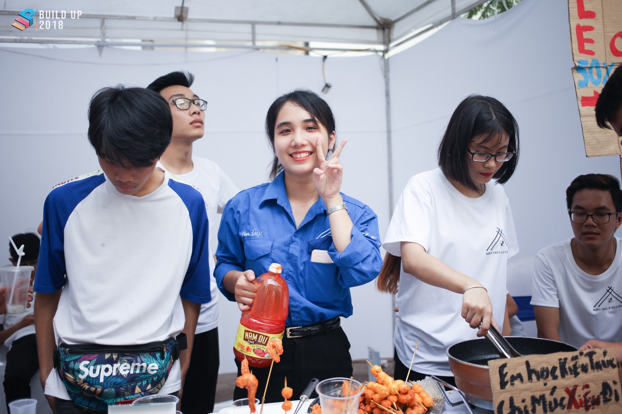 Ai bảo dân Xây dựng khô khan, vào mà xem dàn trai xinh gái đẹp của trường quậy trong ngày chào tân sinh viên - Ảnh 4. Ai bảo dân Xây dựng khô khan, vào mà xem dàn trai xinh gái đẹp của trường quậy trong ngày chào tân sinh viên - Ảnh 4.