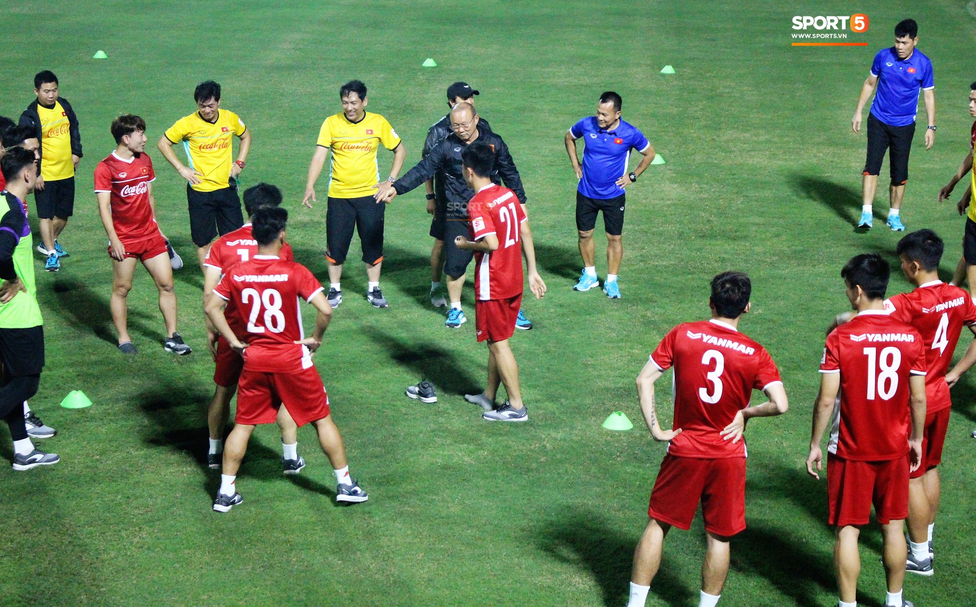 Mang tất lười, Đình Trọng và Minh Vương bị thầy Park lột giày, Hà Đức Chinh thì phải chạy trốn  - Ảnh 3.