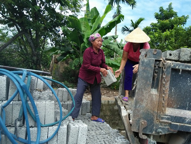 G&aacute;nh nặng cuộc đời của cựu thanh ni&ecirc;n xung phong, gần 70 vẫn phu gạch nu&ocirc;i chồng khuyết tật, 2 con t&acirc;m thần - Ảnh 1.