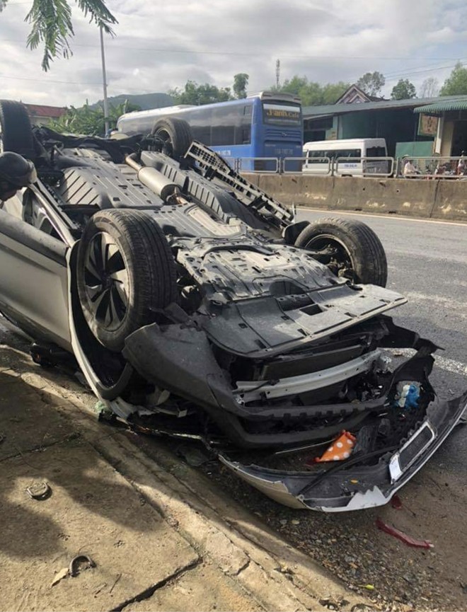  Mất lái, Phó giám đốc Sở TN&MT Đà Nẵng điều khiển xe ô tô đâm vào xe tải khiến vợ tử vong  - Ảnh 2.