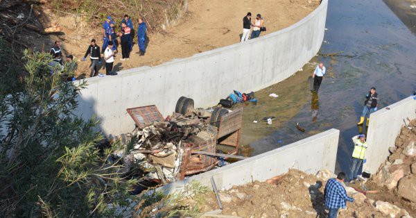 Gần 20 người di cư mất mạng thương tâm khi xe khách lao xuống sông  - Ảnh 1.