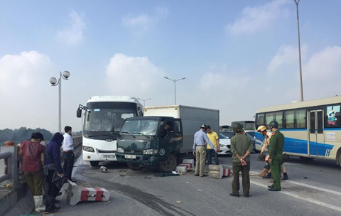 6 &ocirc; t&ocirc; t&ocirc;ng li&ecirc;n ho&agrave;n tr&ecirc;n cầu Thanh Tr&igrave;, cả ng&agrave;n phương tiện &ugrave;n tắc - Ảnh 1.