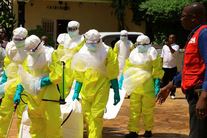 Táo tợn cướp thi thể nạn nhân nhiễm Ebola trong lễ tang - Ảnh 1. Táo tợn cướp thi thể nạn nhân nhiễm Ebola trong lễ tang - Ảnh 1.