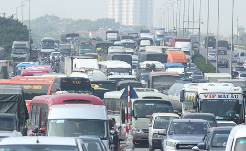 6 &ocirc; t&ocirc; t&ocirc;ng li&ecirc;n ho&agrave;n tr&ecirc;n cầu Thanh Tr&igrave;, cả ng&agrave;n phương tiện &ugrave;n tắc - Ảnh 3.