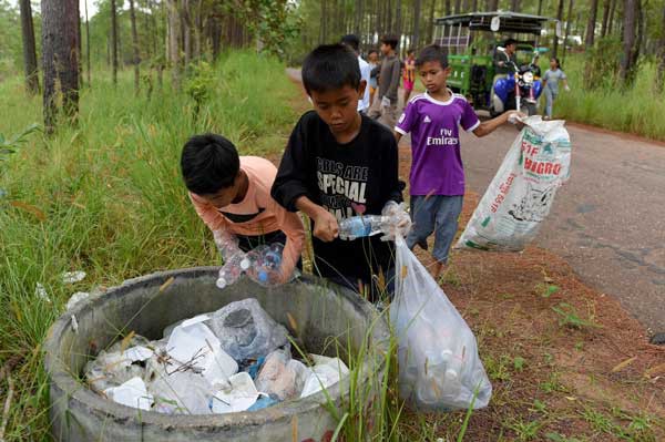 Không phải tiền, học sinh của ngôi trường này được đóng học phí bằng thứ mà chúng ta đang vứt đi mỗi ngày - Ảnh 8.