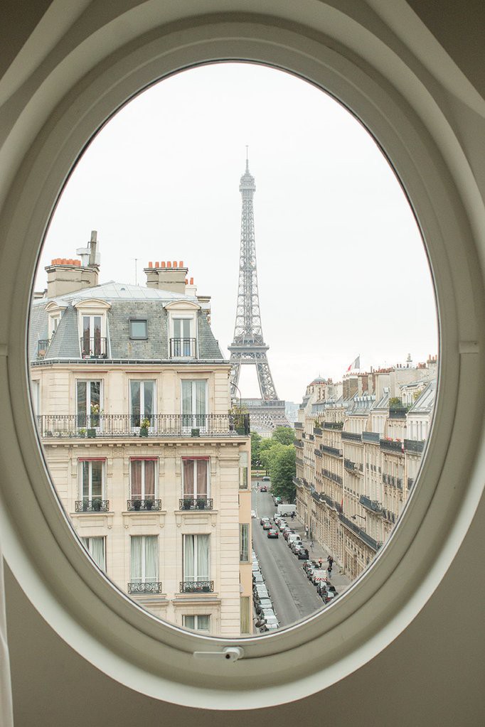 Ngọc Trinh sửa ảnh ở cửa sổ Paris như thế nào?