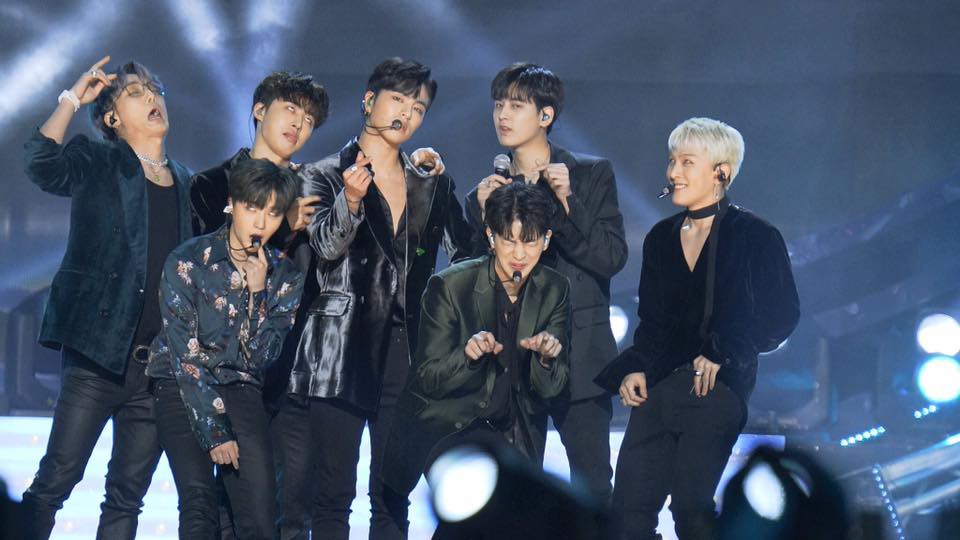 Sau EXO, iKON là nhóm nhạc tiếp theo bị antifan giở trò xấu này ngay trên sân khấu - Ảnh 1. Sau EXO, iKON là nhóm nhạc tiếp theo bị antifan giở trò xấu này ngay trên sân khấu - Ảnh 1.