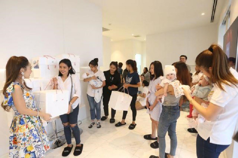 Hot mom Thái Lan đem 15 tủ lạnh chứa đầy sữa của chính mình đi quyên góp từ thiện gây tranh cãi lớn trên MXH - Ảnh 3.