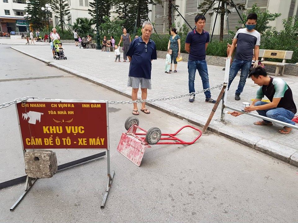 Người đàn ông gặp nạn do xe máy vướng vào dây xích chắn ngang đường tại chung cư HH Linh Đàm - Ảnh 2. Người đàn ông gặp nạn do xe máy vướng vào dây xích chắn ngang đường tại chung cư HH Linh Đàm - Ảnh 2.