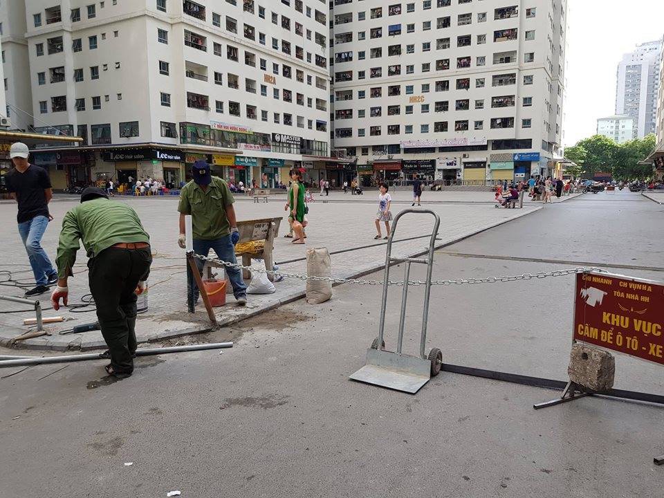 Người đàn ông gặp nạn do xe máy vướng vào dây xích chắn ngang đường tại chung cư HH Linh Đàm - Ảnh 3. Người đàn ông gặp nạn do xe máy vướng vào dây xích chắn ngang đường tại chung cư HH Linh Đàm - Ảnh 3.