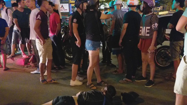 Hà Nội: Cô gái đi xe máy bị ô tô cố vượt đèn đỏ đâm trọng thương - Ảnh 4.
