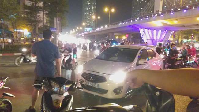 Hà Nội: Cô gái đi xe máy bị ô tô cố vượt đèn đỏ đâm trọng thương - Ảnh 6.