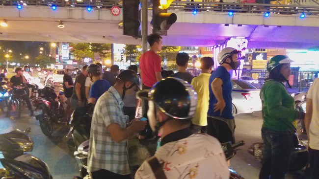 Hà Nội: Cô gái đi xe máy bị ô tô cố vượt đèn đỏ đâm trọng thương - Ảnh 8.