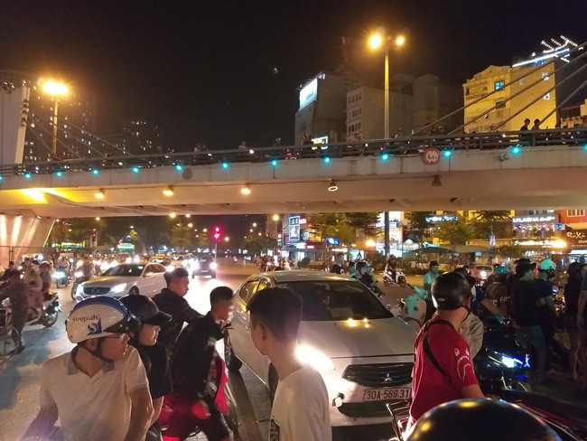 Hà Nội: Cô gái đi xe máy bị ô tô cố vượt đèn đỏ đâm trọng thương - Ảnh 9.