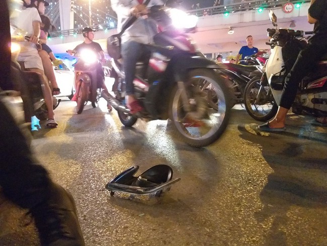 Hà Nội: Cô gái đi xe máy bị ô tô cố vượt đèn đỏ đâm trọng thương - Ảnh 10.