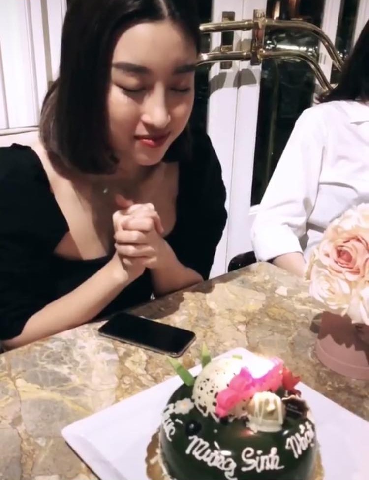 Hội chị em Hoa hậu - Á hậu tổ chức sinh nhật cho Đỗ Mỹ Linh, đập tan định kiến về tình bạn giữa Vbiz thị phi - Ảnh 2. Hội chị em Hoa hậu - Á hậu tổ chức sinh nhật cho Đỗ Mỹ Linh, đập tan định kiến về tình bạn giữa Vbiz thị phi - Ảnh 2.