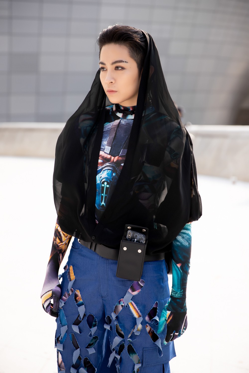 Xuất hiện hai siêu nhân từ Vbiz đến Seoul Fashion Week: Một người là Gil Lê, người còn lại đố bạn biết? - Ảnh 2. Xuất hiện hai siêu nhân từ Vbiz đến Seoul Fashion Week: Một người là Gil Lê, người còn lại đố bạn biết? - Ảnh 2.