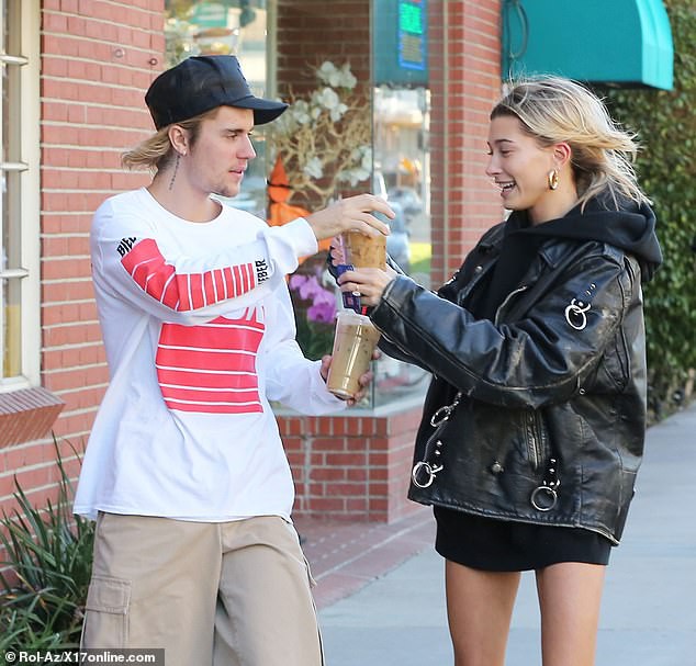 Justin Bieber cười nói bên Hailey trong khi Selena Gomez nhập viện - Ảnh 4.