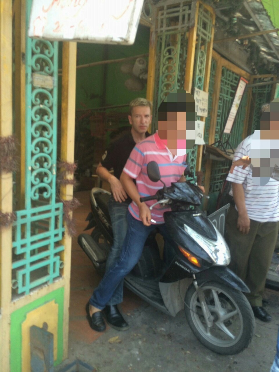 Trắng đêm lần theo dấu vết “quỷ” ấu dâm ngoại quốc: Rượt đuổi thót tim (bài 2) - Ảnh 7. Trắng đêm lần theo dấu vết “quỷ” ấu dâm ngoại quốc: Rượt đuổi thót tim (bài 2) - Ảnh 7.