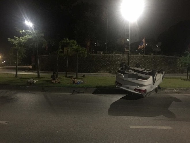 &Ocirc; t&ocirc; trắng lật giữa đường, nhưng 3 người đ&agrave;n &ocirc;ng nằm b&ecirc;n cạnh mới l&agrave; điểm g&acirc;y ch&uacute; &yacute; - Ảnh 1.