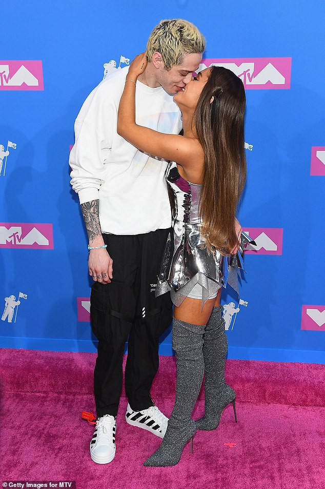 Hậu chia tay, Ariana Grande hay bạn trai cũ sẽ được quyền sở hữu chiếc nhẫn 2,3 tỷ và nuôi bé heo của họ? - Ảnh 1. Hậu chia tay, Ariana Grande hay bạn trai cũ sẽ được quyền sở hữu chiếc nhẫn 2,3 tỷ và nuôi bé heo của họ? - Ảnh 1.