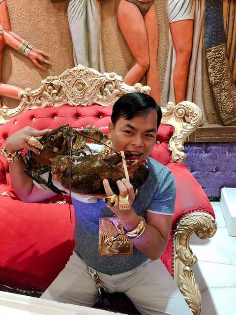 Người đ&agrave;n &ocirc;ng tự nhận l&uacute;c n&agrave;o cũng đeo 8kg v&agrave;ng tr&ecirc;n người khiến MXH x&ocirc;n xao - Ảnh 3.