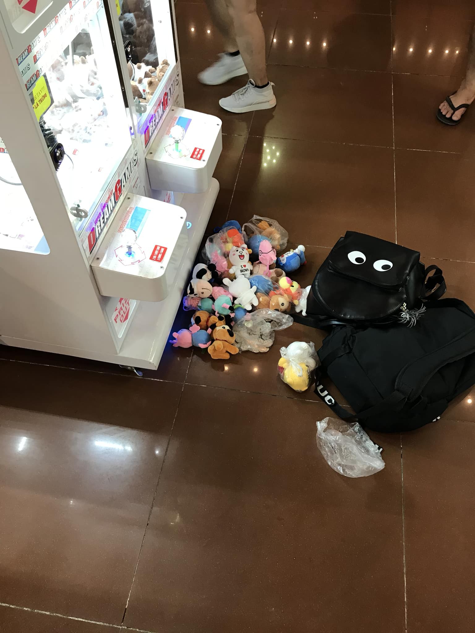 Học sinh cấp 2 bỏ ra 3,5 triệu đồng mua xèng để gắp thú nhồi bông gây tranh cãi trên MXH - Ảnh 4. Học sinh cấp 2 bỏ ra 3,5 triệu đồng mua xèng để gắp thú nhồi bông gây tranh cãi trên MXH - Ảnh 4.