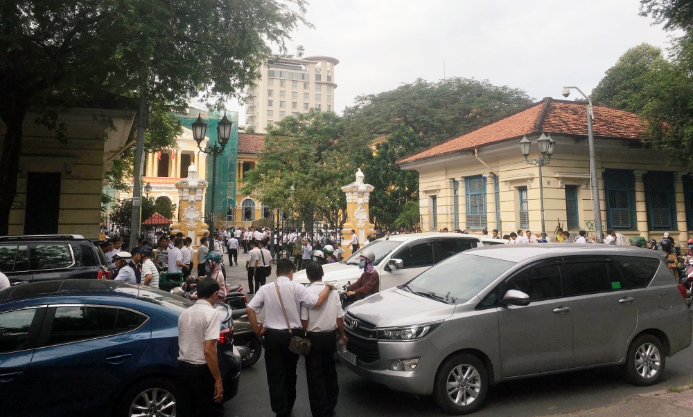Hàng trăm tài xế Vinasun tiếp tục vây kín sân toà ở Sài Gòn, đòi Grab bồi thường hơn 40 tỷ đồng - Ảnh 2. Hàng trăm tài xế Vinasun tiếp tục vây kín sân toà ở Sài Gòn, đòi Grab bồi thường hơn 40 tỷ đồng - Ảnh 2.