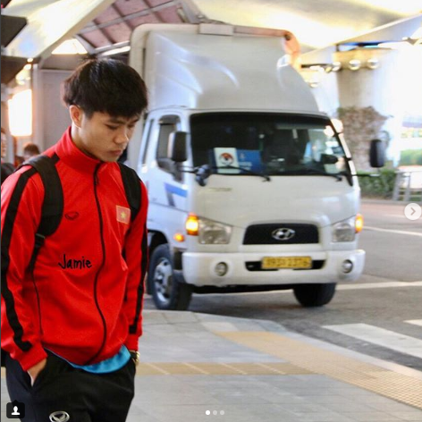 Xuân Trường đẹp như trai Hàn, Trọng Ỉn ngơ ngác khi ngồi ở sân bay Hàn Quốc - Ảnh 6.