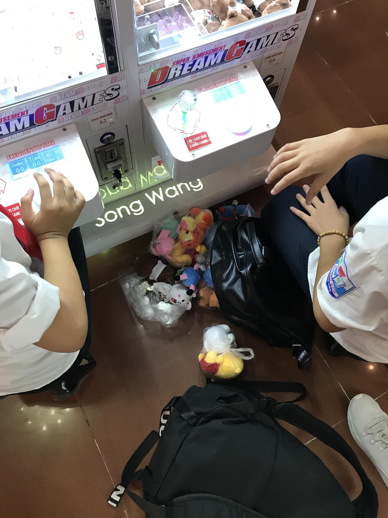 Học sinh cấp 2 bỏ ra 3,5 triệu đồng mua xèng để gắp thú nhồi bông gây tranh cãi trên MXH - Ảnh 1. Học sinh cấp 2 bỏ ra 3,5 triệu đồng mua xèng để gắp thú nhồi bông gây tranh cãi trên MXH - Ảnh 1.