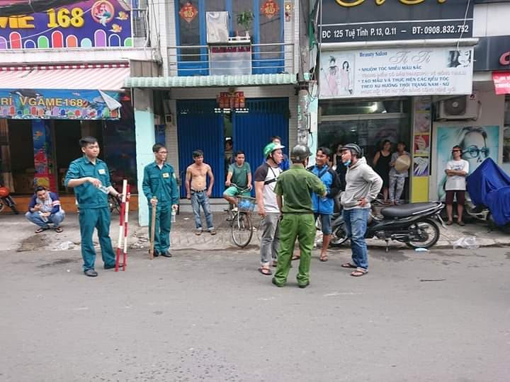Đối tượng cướp giật cầm mảnh kính vỡ cố thủ trong tiệm bắn cá ở Sài Gòn - Ảnh 2. Đối tượng cướp giật cầm mảnh kính vỡ cố thủ trong tiệm bắn cá ở Sài Gòn - Ảnh 2.