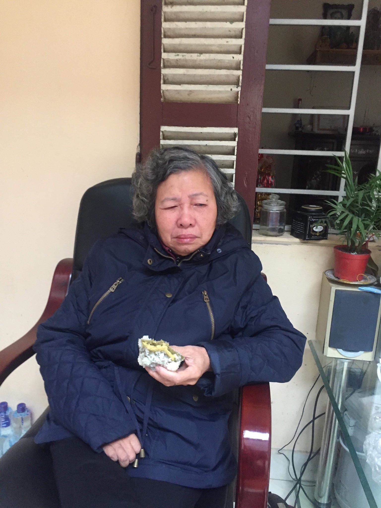Bà nội dễ thương gần 80 tuổi vẫn chăm chỉ đắp dưa leo làm đẹp, biết cháu đi nước ngoài liền dúi 100USD nhờ mua nước hoa - Ảnh 4. Bà nội dễ thương gần 80 tuổi vẫn chăm chỉ đắp dưa leo làm đẹp, biết cháu đi nước ngoài liền dúi 100USD nhờ mua nước hoa - Ảnh 4.