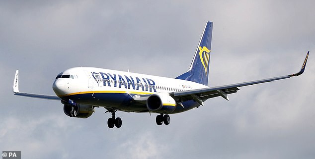 Trong nghề mới thấm: 24 người phi hành đoàn tố hãng Ryanair bỏ đói, bắt họ ngủ trên sàn nhà vì không tìm được khách sạn - Ảnh 3.