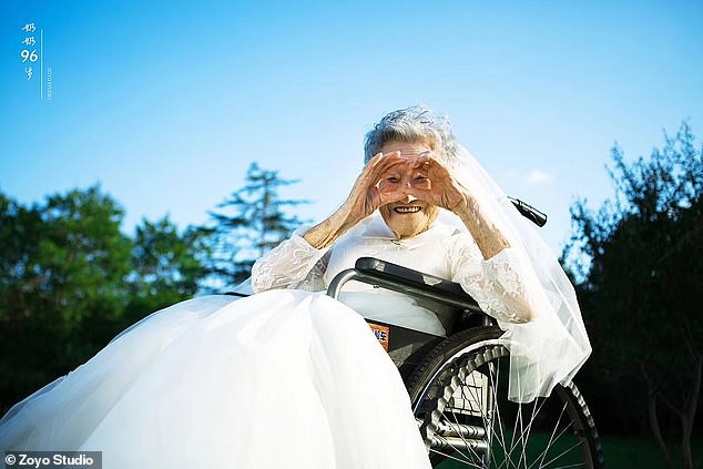 Cháu gái đóng vai ông nội, cùng bà 96 tuổi chụp ảnh cưới để hoàn thành tâm nguyện cuối cùng - Ảnh 8.