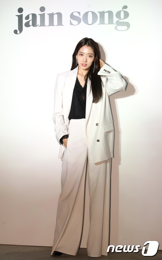 Park Shin Hye lên đời nhan sắc sau khi hẹn hò, diễn viên kém nổi bỗng chiếm spotlight vì diện áo xuyên thấu - Ảnh 1.