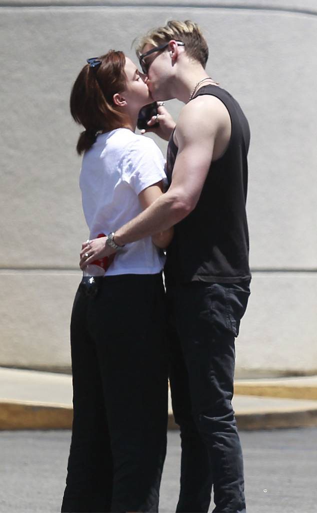 Emma Watson ôm hôn bạn trai mới - một giám đốc điển trai tốt nghiệp đại học danh tiếng - Ảnh 8.