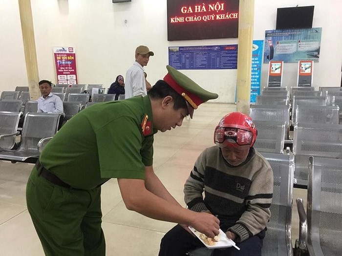 Cụ ông bị lẫn đi lạc, kiệt sức giữa sân ga Hà Nội được các chiến sỹ Công an giúp đỡ - Ảnh 1. Cụ ông bị lẫn đi lạc, kiệt sức giữa sân ga Hà Nội được các chiến sỹ Công an giúp đỡ - Ảnh 1.